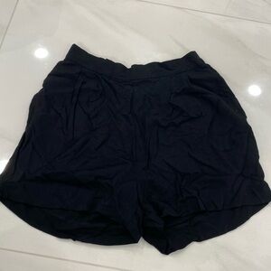 H&M women’s black cargo trouser shorts - size 4